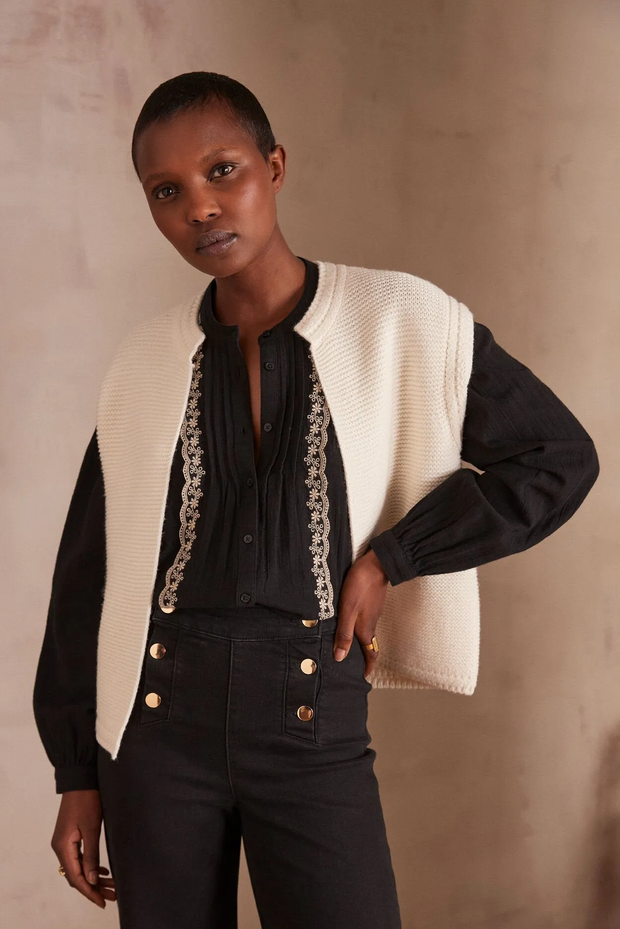 SONNY CREAM SLEEVELESS CARDIGAN